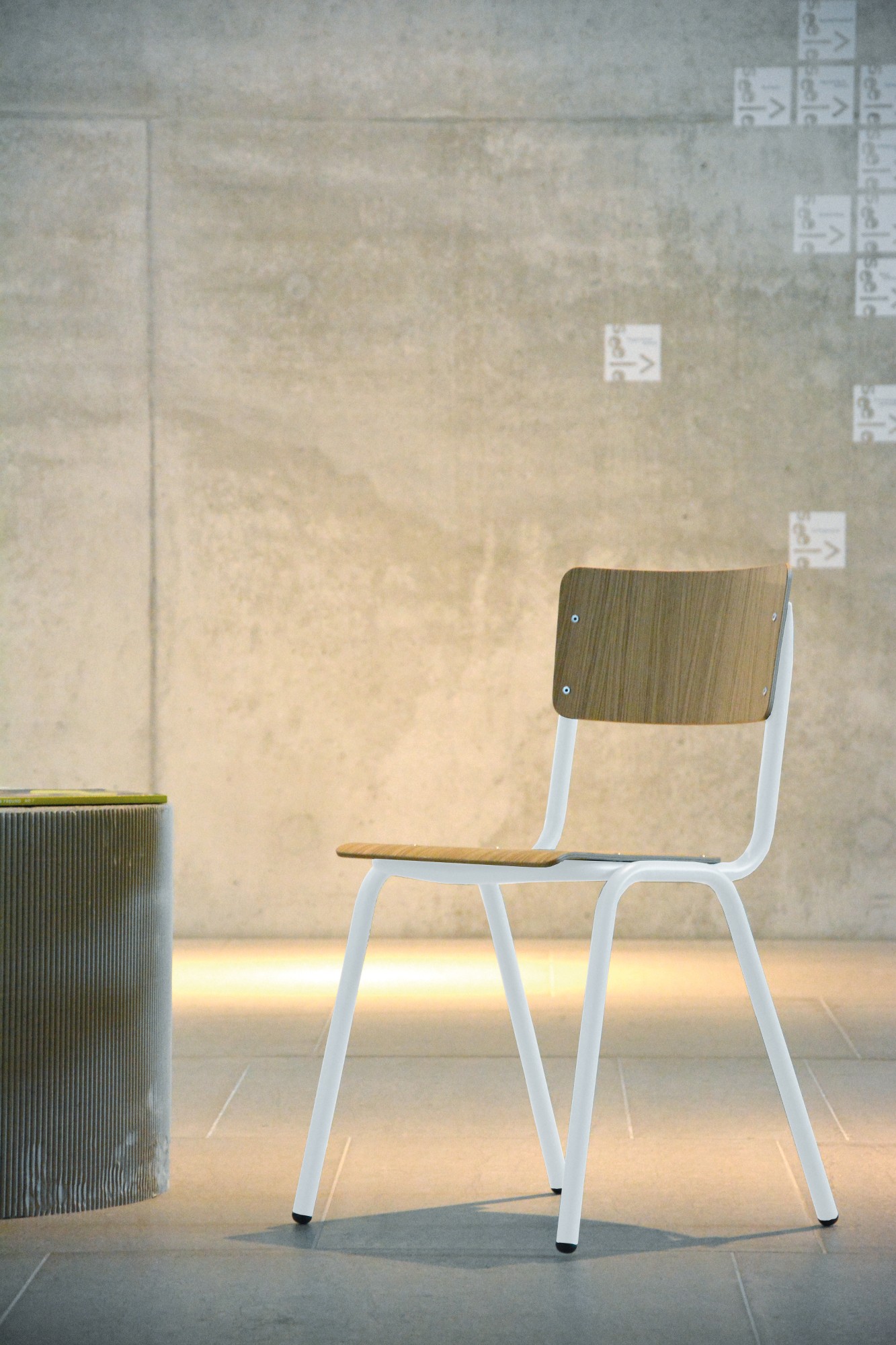 Stuhl aus Holz, Gestell Stahlrohr, weiß